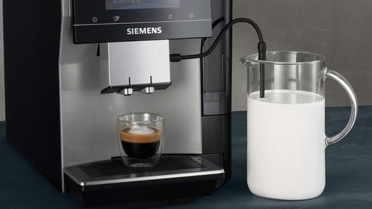 Kaffeevollautomat EQ700 classic TP715D47, Cold Brew, intuitives 5" TFT-Display App, iaromaSelect, 10 Favoriten, autom. Dampfreinigung,silber metallic